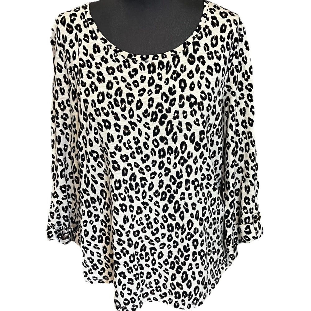 Chico’s Women’s Size 1 (8-10) Top Animal Print 3/4 Sleeve Round Neck Button Tab